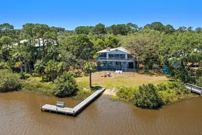 Image de Waterfront escape with kayaks and bay views