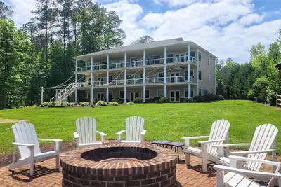 Image de 🌅 Endless Summer-Sleeps 36-Movie Theater/Hot Tub/Game Room/New Boathouse 🌅