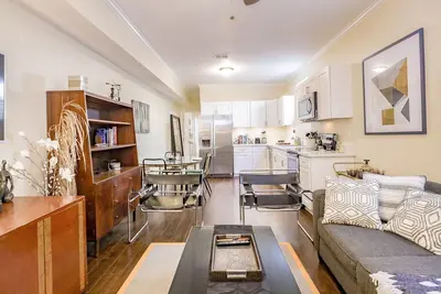 Image de Stylish Condo w Sunny Backyard Patio 3br-2ba