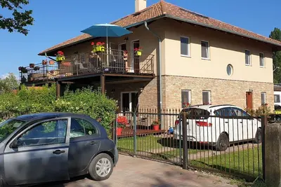 Image de Appartement de vacances Zamárdi pour 1 - 6 personnes avec 4 chambres à coucher - Maison jumelée