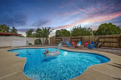 Image de Game Room, Backyard with Pool and Fire pit! Great Central Location!