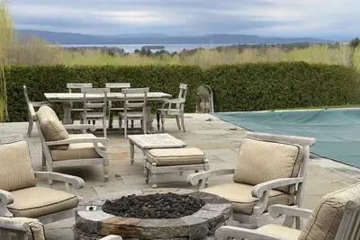 Image de Amazing view, private, close to Uvm, Burlington, St Mikes, skiing, and pool