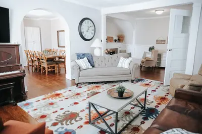 Image de Beautiful remodeled historic Drake Univ home minutes from downtown and all metro