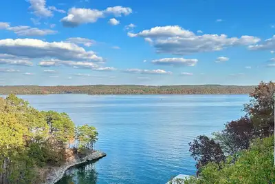 Image de Lakefront Estate w\/ sensational views, boat slip, & pool. 3 mi to State Park