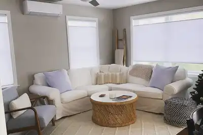 Image de 3 bedroom, 2 bath luxury home a stones throw from Thames