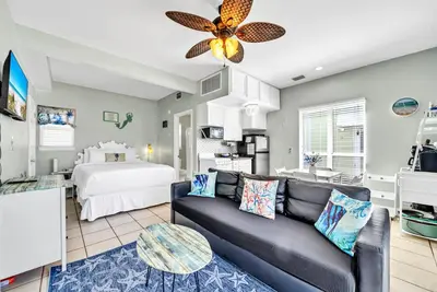 Image de Beachside Breeze Cottage~Location! Crystal Beach, Destin~Steps to Beach & Pool