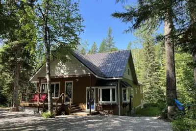 Image de Glacier Snow Fox Lodge - Inside Glacier Park - Creek-front