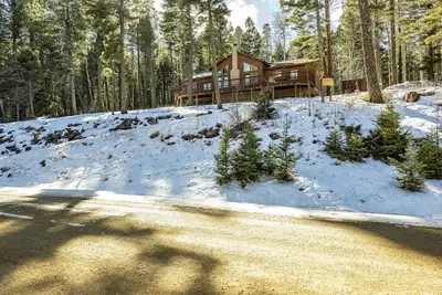 Image de This house is a 3 bedroom(s), 2 bathrooms, located in Angel Fire, Nm.