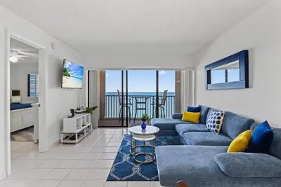 Image de Penthouse Oceanfront Condo with Private Beach! !