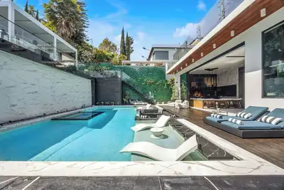 Exclusive Hollywood Hills Villa-Tennis Court, Views