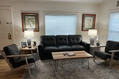 Image de Beautiful cottage with hot tub - minutes from downtown!