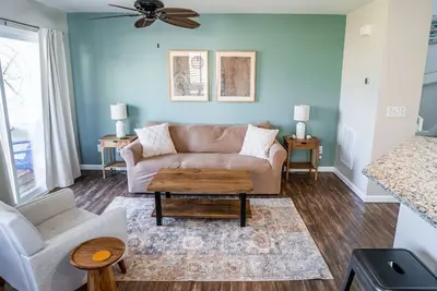 Image de Family friendly townhouse, a short walk to public beach access!