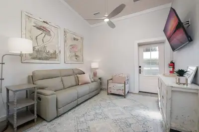 Image de Eliza Offers Beauty and Comfort Downtown!