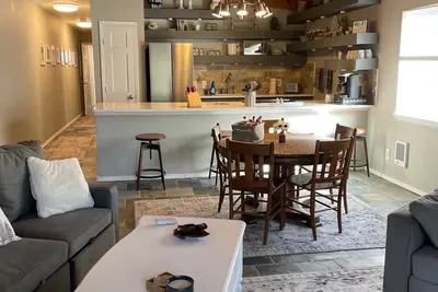 Image de Remodel Spacious -vaulted 1100 sqft two blocks from slopes-w/d in unit.