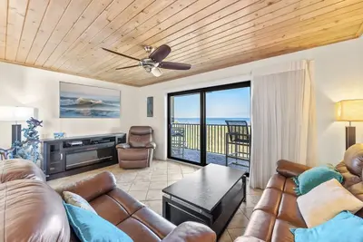 Image de Stunning Panoramic Ocean Views: 2-Story Condo w/ Private Balcony & Steps to Pier!