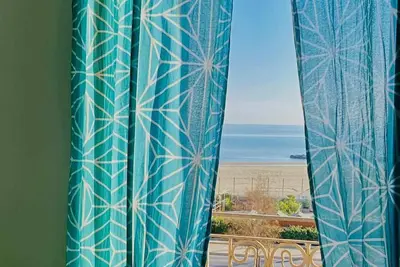 Image de Accommodation in Art Nouveau building facing the sea