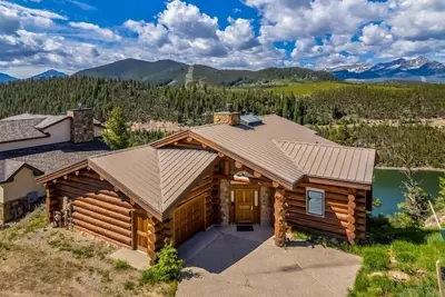 Stunning Views from this Luxury Log Cabin, Pool and Hot Tub, On Cliffs Above Lake Dillon