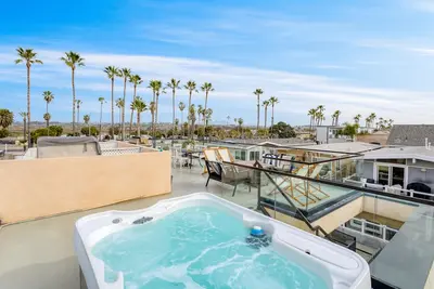 Image de Velvet Sand I by AvantStay | Steps to Newport Beach w/ Outdoor Kitchen & Hot Tub
