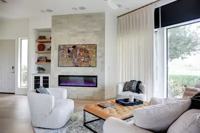 Image de Cozy, luxurious newly renovated condo right on the golf course!