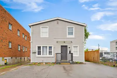 Image de 3bedrooms 4 beds. 65\" smart tv with Netflix. free parking in Clifton hills. ❤️(1)