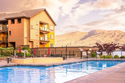 Image de Luxurious Lakeside Oasis with Resort Amenities