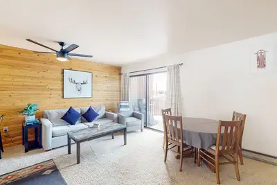 Image de Spacious townhome with a scenic deck, grill & washer/dryer - near the lake