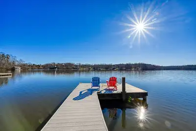 Image de Lakeside retreat with a firepit, dock, sprawling deck, pool table - dog friendly