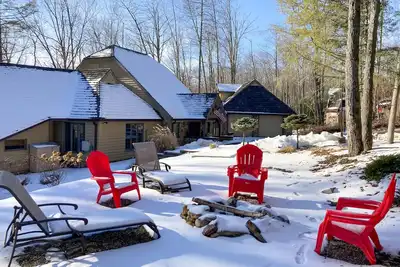 Image de Enchanting waterfront home with hot tub, game room, fireplace, & washer/dryer