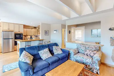 Image de Picturesque mountain view condo with fireplace, balcony, deck, pool, & kitchen
