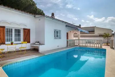 Image de Jolie maison de vacances proche de la plage avec piscine. Hutg-067003