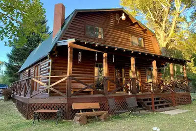 Image de Charming riverfront cabin with mountain view, firepit, washer/dryer & grill