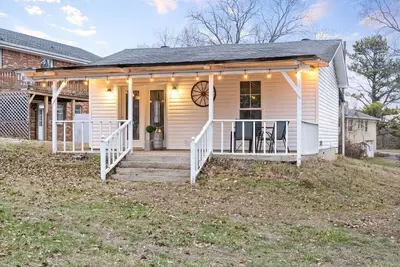 Image de The Flat on Gratton | Lit Covered Outdoor Patio (979 Gratton Road)