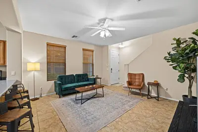 Image de Clean & Convenient Home with Easy Access to Local Attractions