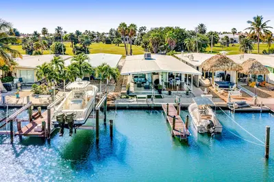 Image de Renovated waterfront bungalow with private dock, lanai & Cabana Club/pool access