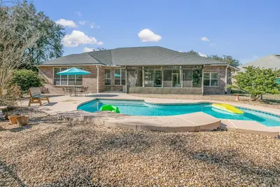 Image de Relax in our cozy 3 Br home with a spacious master suite with soaking tub, large yard, pool, Bbq