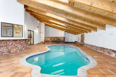 Image de Honeypot by AvantStay | Indoor Pool & Hot Tub