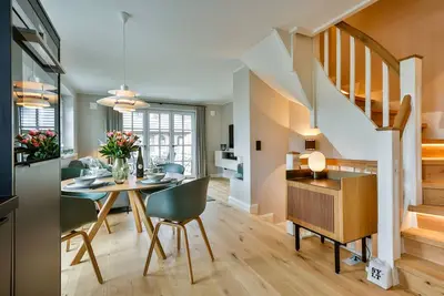 Image de Modernes Neubau-hausteil mit Durchdachtem Lichtkonzept in Ruhiger Lage