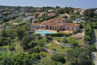 Image de Villa au sud de la France à Saint Aygulf \/ 83 var). Vue panoramique mer. Piscine