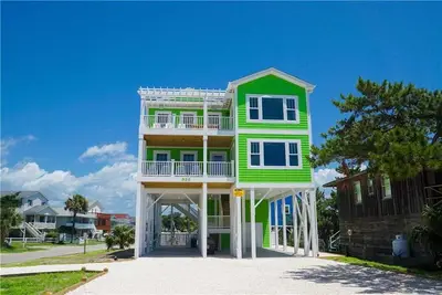 Image de Hobbs Realty - Relax in luxury in “Céad Míle Fáilte\" with a private heatable pool and an elevator.