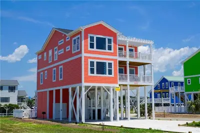 Image de Hobbs Realty - Be \"Shorely Blessed\" with amazing views, private heated pool, and an elevator!