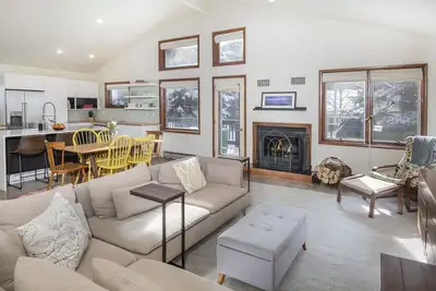 Image de New! Updated Townhome | 20 Min Shuttle Ride to Skiing | Shuttle Stop Nearby