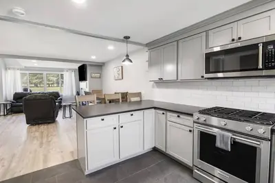 Image de 2 Br Village Green, Rec Path! Fantastic Location!