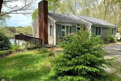Image de New for 2023! Osterville rental on Neck pond. Rpms124