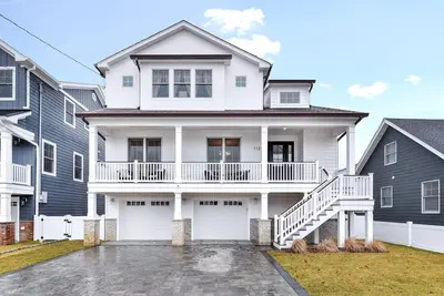Image de San113 | Incredible 5br 4. 5ba luxe home w/ no detail overlooked! Pool, Pets, Stair lift & more!