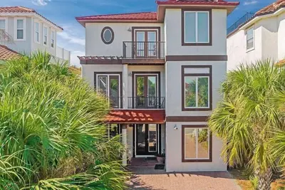 Image de Large 5br/4ba Home- Walk to The Beach- Pet Friendly!