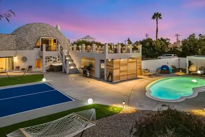 Image de Pickleball, huge yard w/ games, cool pool vibes