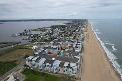 Image de 3 bedroom 2 bathroom condo with spacious interior and a gorgeous view!