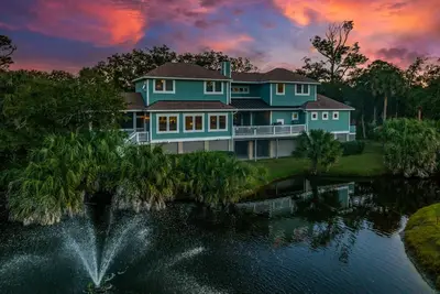 Image de New rental, center island, 6 seat golf cart included