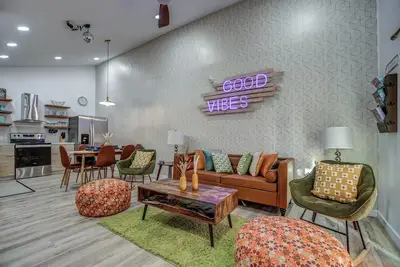 Image de \\*Disco Den*/ All New Funky 70s Pad w/ Hot Tub!