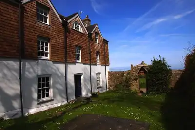 Image de 5 * Magnificent C18th Rectory sleeps 21 with Huge Garden, Games room and Hot Tub